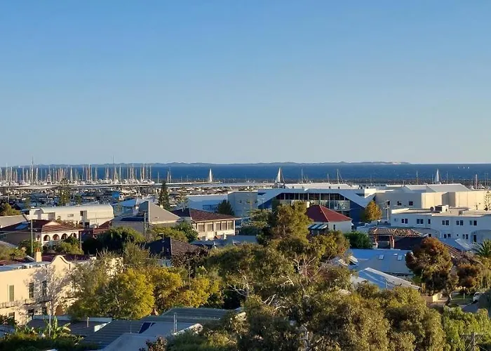 Sky High On Arundel - Central Fremantle Apartment