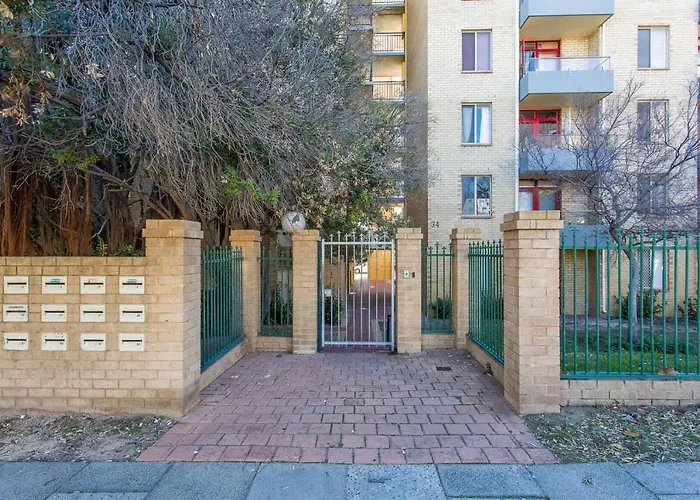 Sky High On Arundel - Central Fremantle Apartment